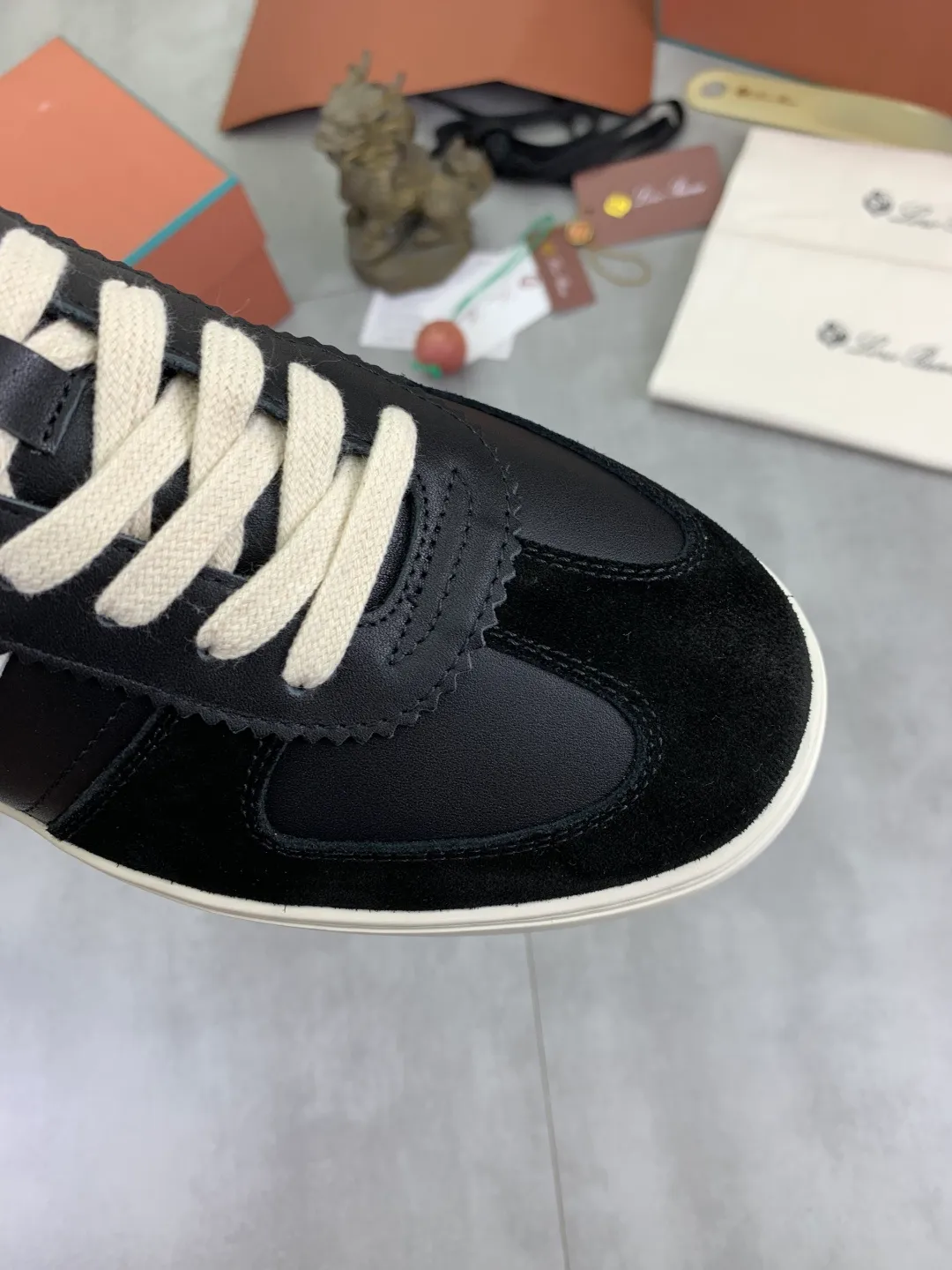 Men's men's shoes 💰P560 New style 💰High quality The latest casual shoes Loro Piana 💯Top grade💯Buy the original copy💯 Founded the existing Loro Piana company on April 24, 1924. It is now the sixth generation of family business, providing top quality products to customers who are discerning in taste and quality. Imported original fly woven fabric with cowhide fabric, plain calfskin lining. Hand-sewn thread with cowhide feet. Original packaging. Number of yards: 38-44 (customized for 45 and 46). 2️⃣ colors available.